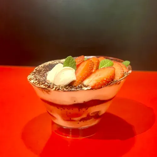 Tiramisu cu confi de capsuni